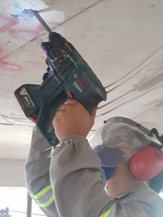 Remoção do concreto do fundo de uma laje para ensaio de carbonatação