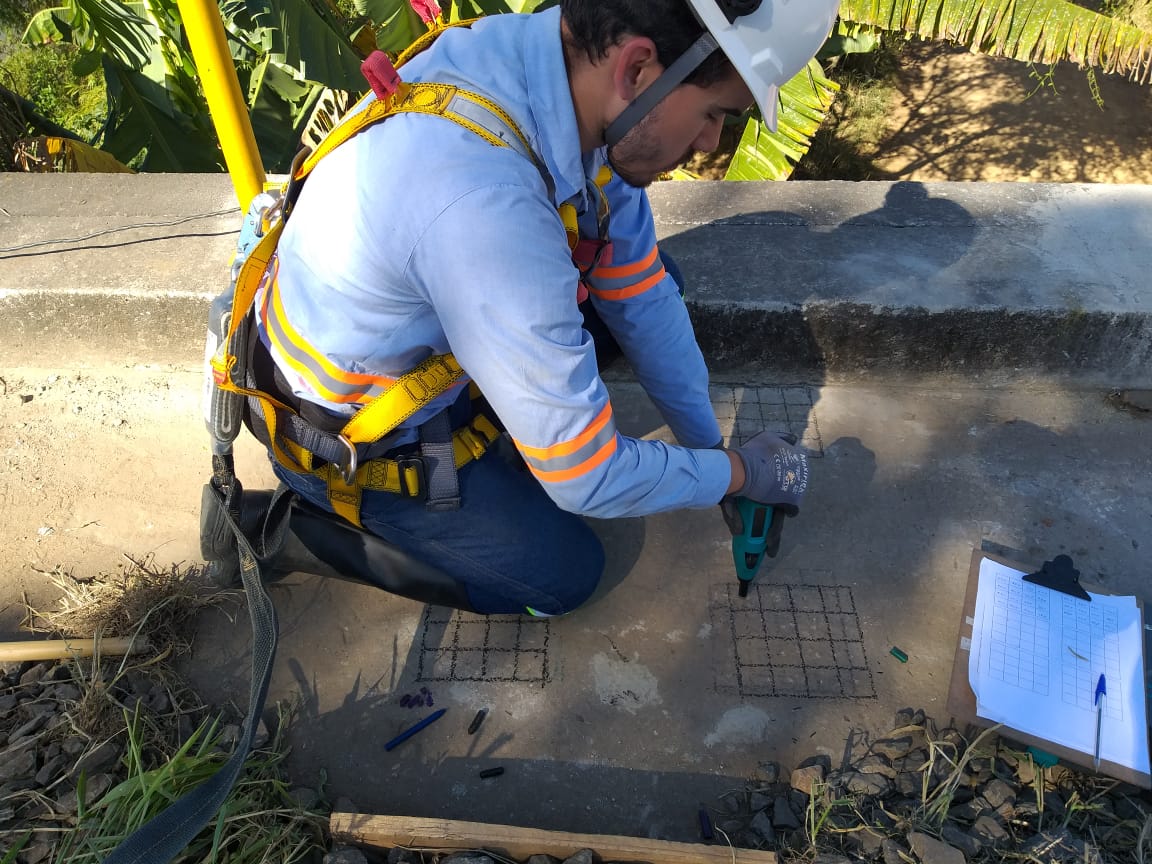 Execução do ensaio, pela empresa Dynamis Techne, em uma ponte ferroviária em concreto armado, localizada em Cruzeiro-SP.