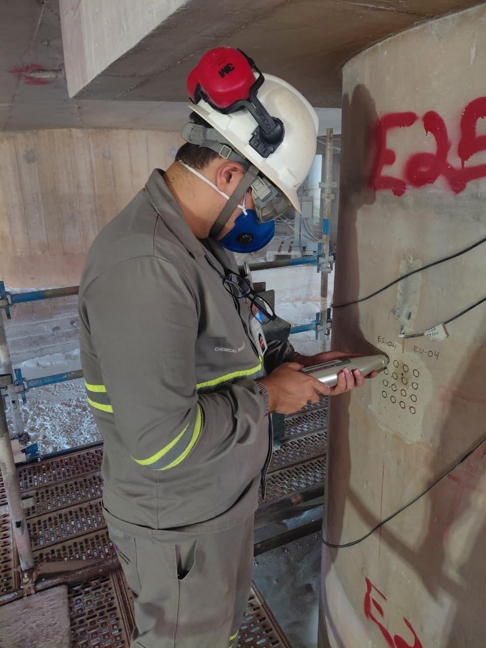 Execução do ensaio, pela empresa Dynamis Techne, em uma estaca de concreto, em um silo em área portuária