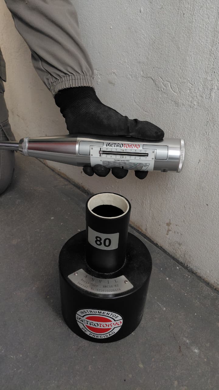 Calibração do esclerômetro com bigorna de aço, pela empresa Dynamis Techne