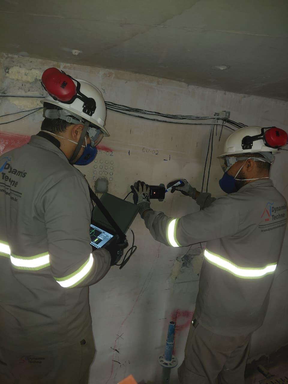 Ensaio de pacometria em uma viga parede em concreto armado