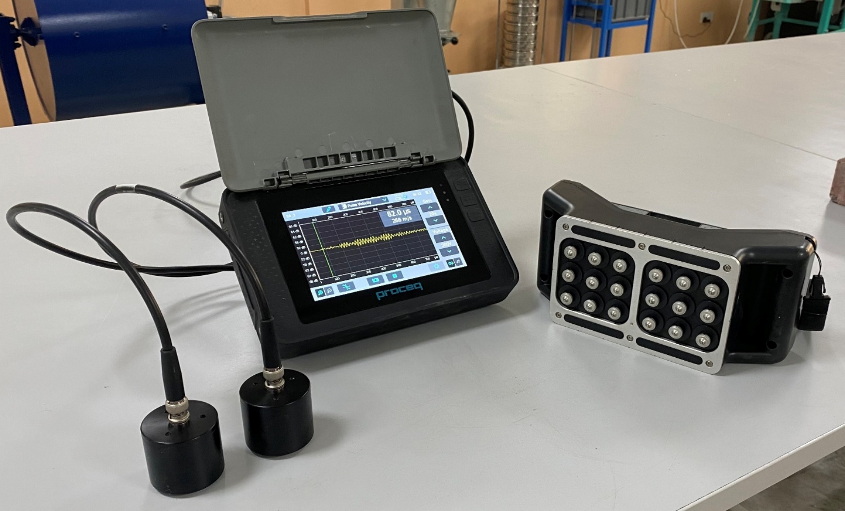 Equipamento de ultrassom PUNDIT (Portable Ultrasonic Non Destructive Indicating Tester) PL-200, com transdutores de onda P com frequência de 54kHz e comprimento de onda de 68,5mm.