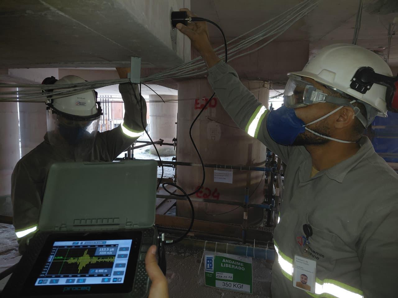 Ensaio de ultrassom em transmissão semi-direta, com transdutores posicionados em lado adjacentes do elemento estrutural