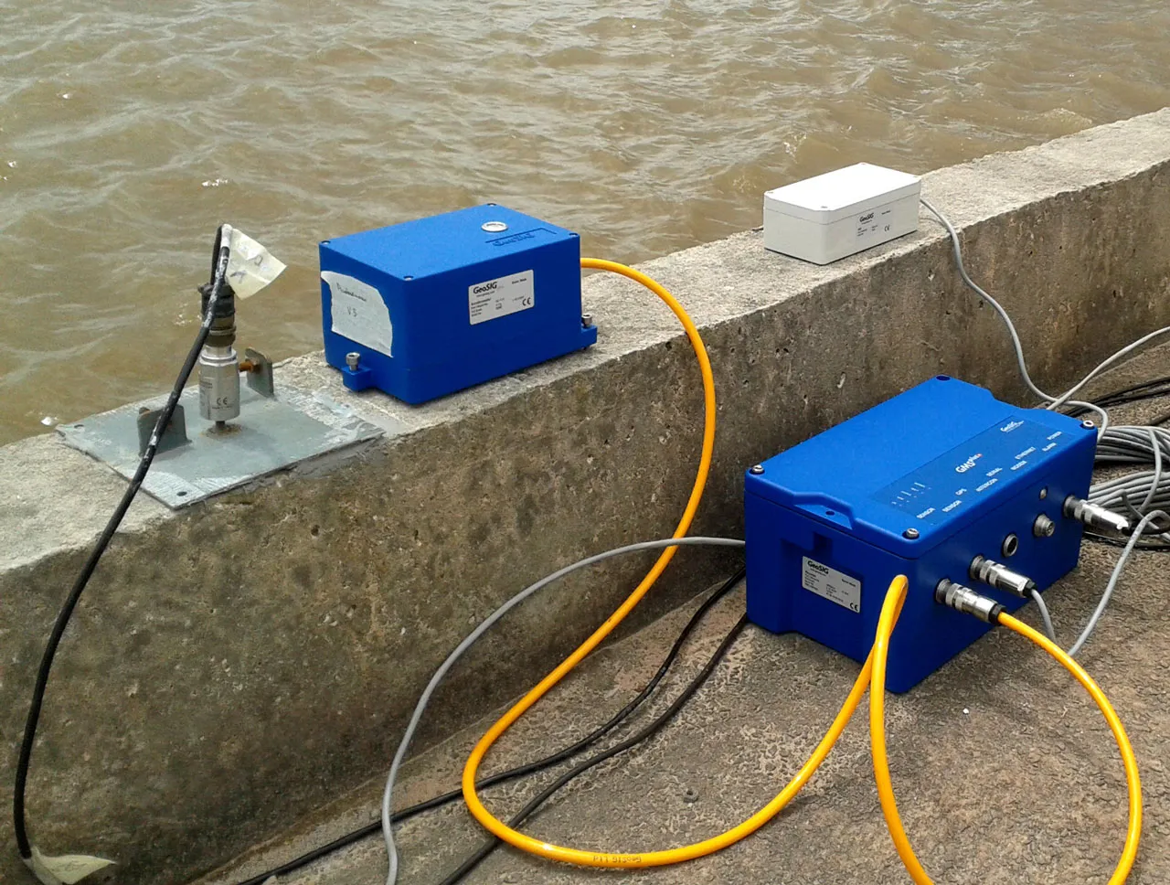 Acelerômetro piezoelétrico em arranjo uniaxial e acelerômetros sísmicos em uma ponte rodoviária.
