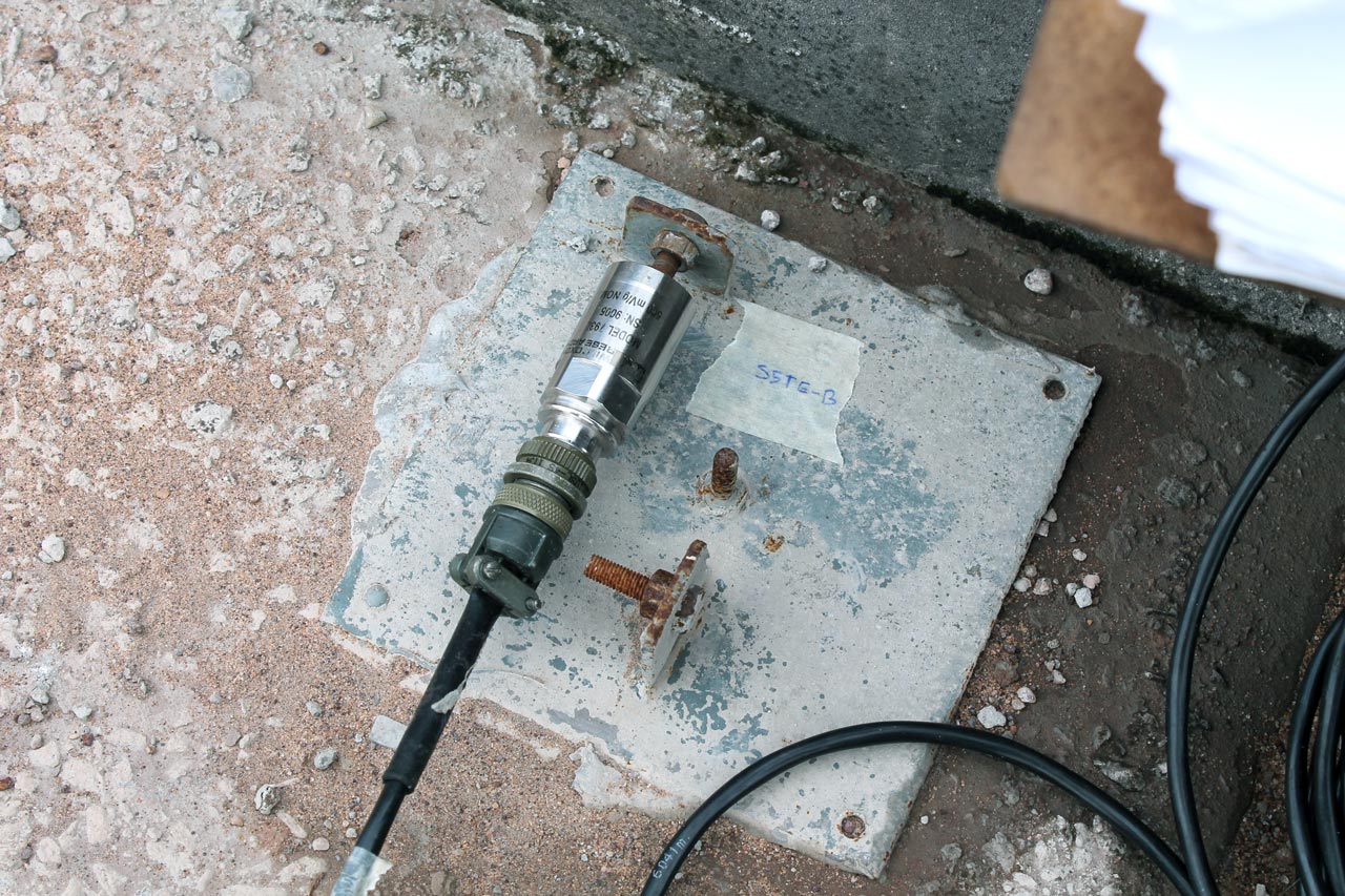 acelerômetro piezoelétrico em arranjo uniaxial