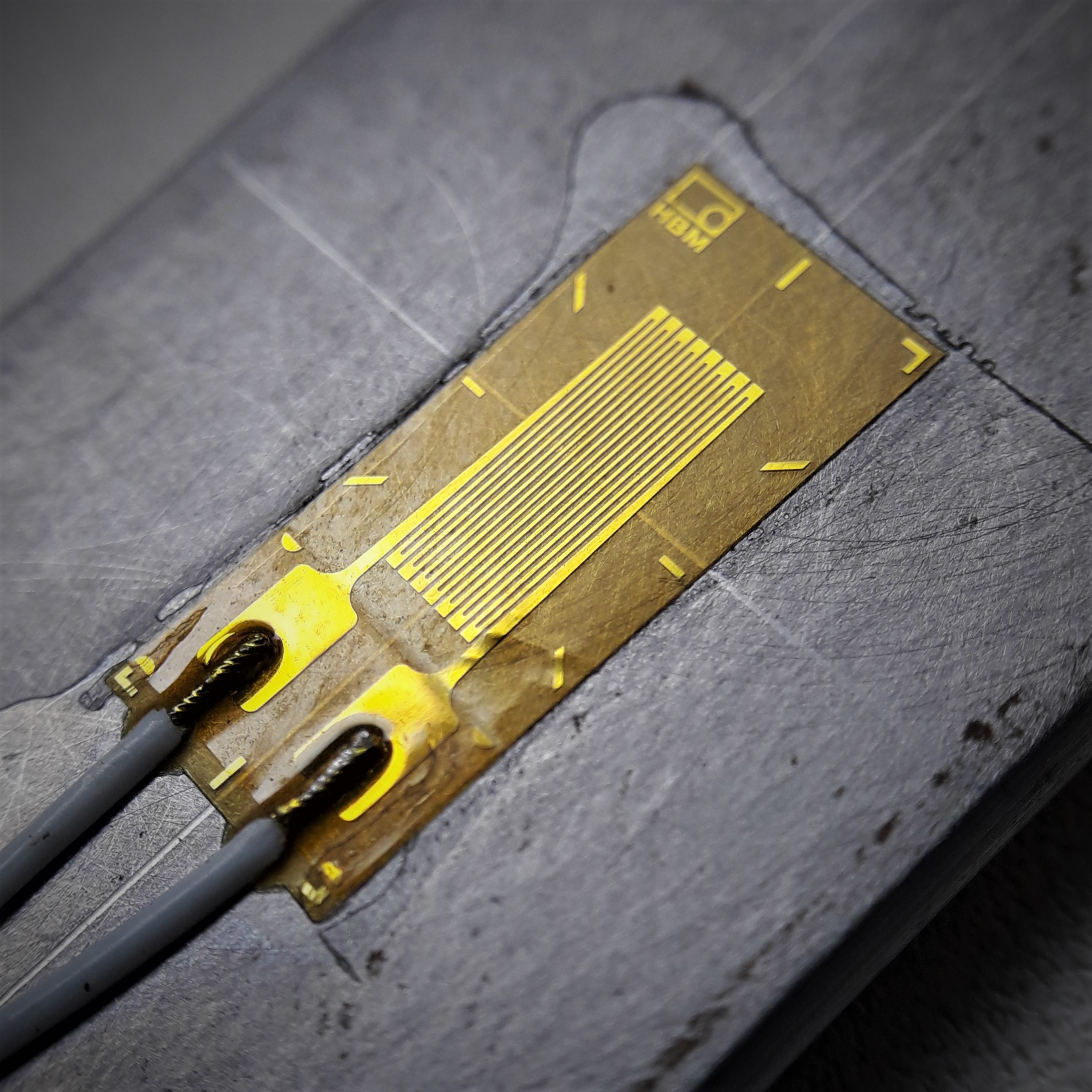 Extensômetro elétrico de resistência (strain gage) marca HBM instalado.